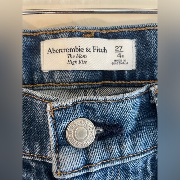 A&F The Mom High Rise Jeans - Picture 2 of 3